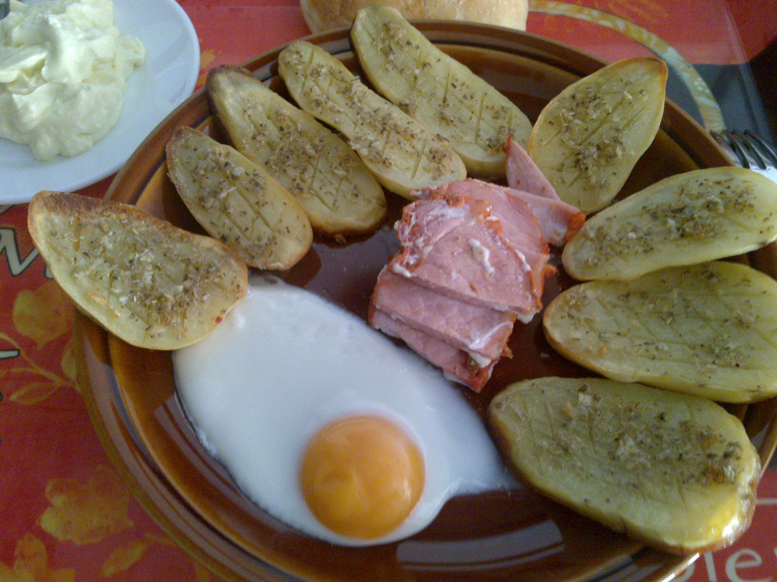 Receta de cocina: patatas asadas al horno con lomo adobado y huevos
